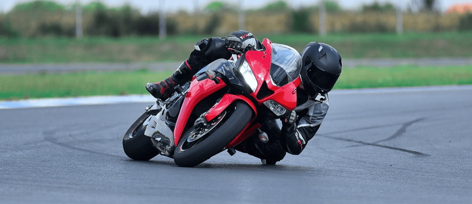 Pilote moto sur piste équipé RiderSkin